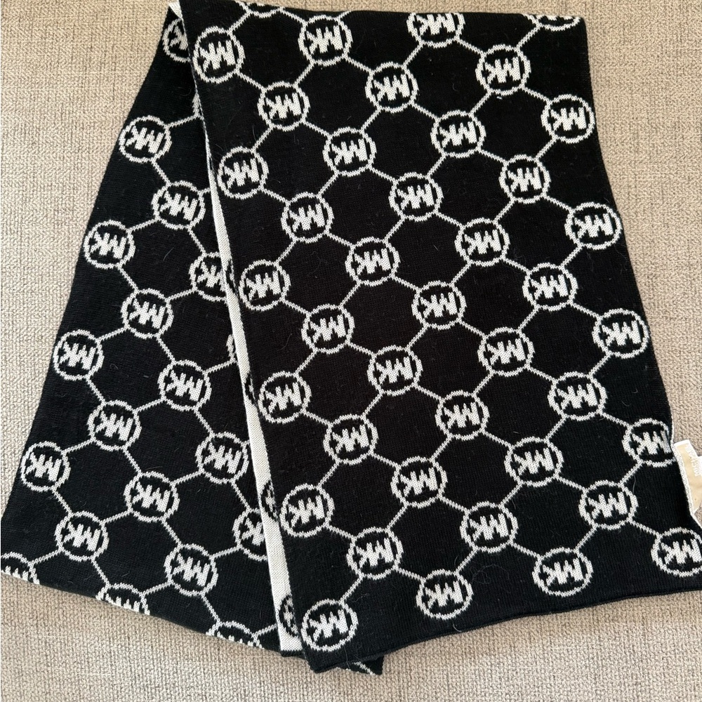 Michael Kors MK Logo Acrylic Knit Scarf